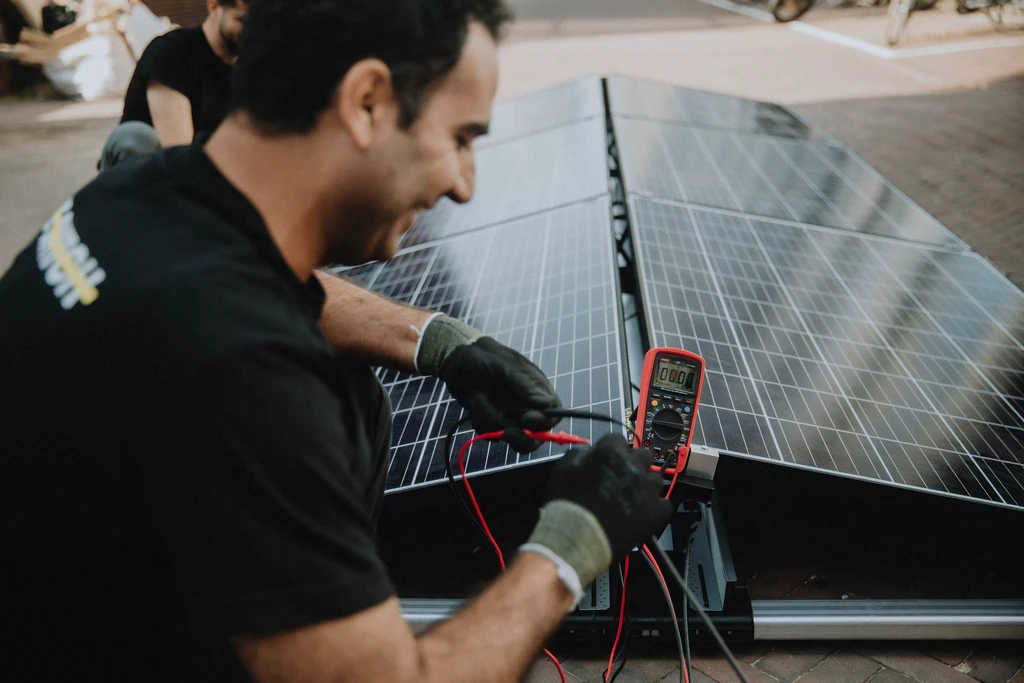 Academia The Switch: capacitação de refugiados a favor da energia solar