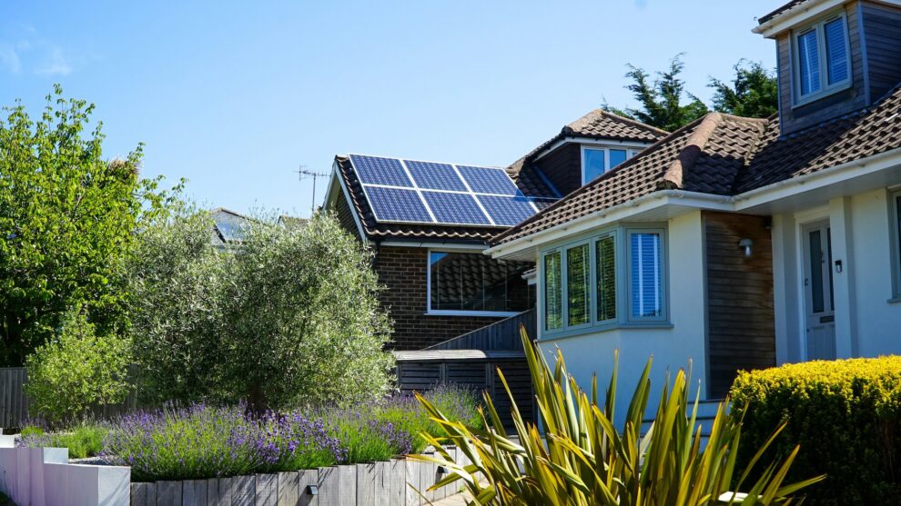 Empresa britânica facilita o compartilhamento de energia solar
